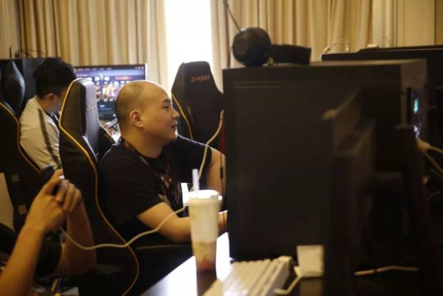 T1 击败 Invictus Gaming 晋级 2025 年全球总决赛小组赛