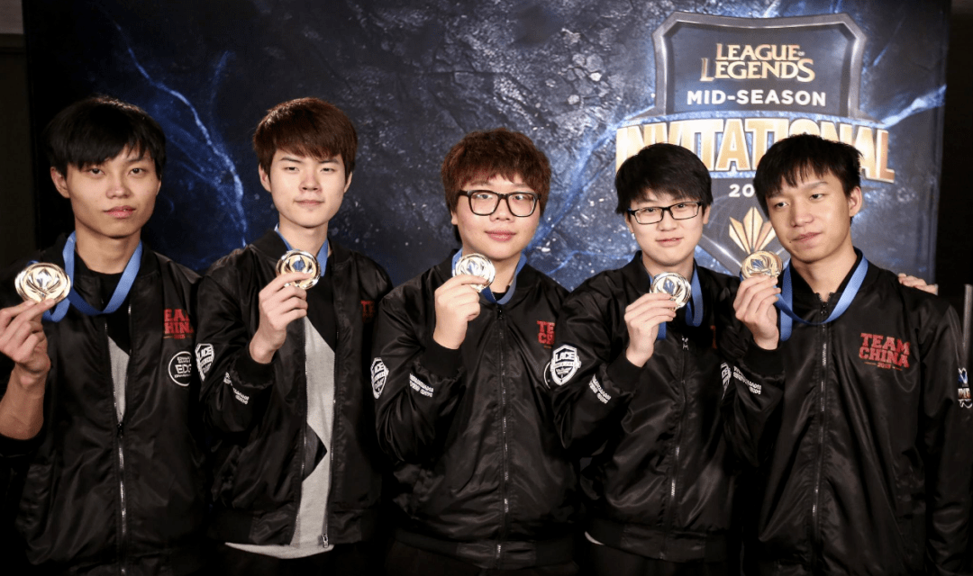 Bilibili Gaming 战胜 Invictus Gaming 在 LPL Split 2 2025